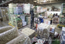 설 선물 쌓인 농협 창고