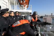 해경 장비 둘러보는 황 대행