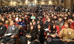 복도까지 가득 메운 청소년