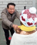 소녀상 방문한 부산 동구청장
