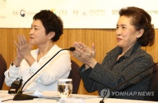 연주에 환호하는 정경화·정명화 감독