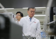 제약 연구소 방문 문재인 전 대표