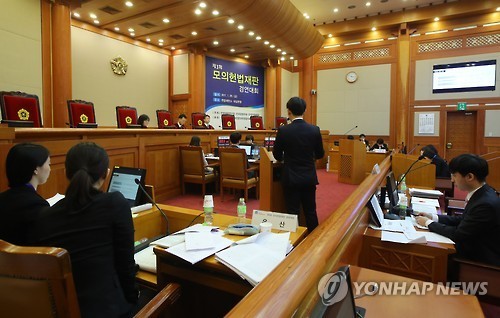 디시인사이드 미국정치 갤러리 회원, 헌재 폭력행위 모의글 작성 혐의로 경찰 수사 중