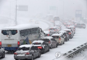폭설로 꽉 막힌 도로