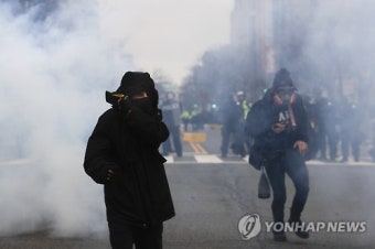 [트럼프 취임] 시위대·경찰 충돌 아수라장된 워싱턴…200여명 체포