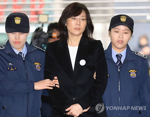 김건희, 구속 상태로 특검 첫 조사에 출석