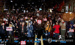 눈 날리는 광주 금남로의 촛불