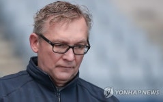 그라운드 정비 작업 살피는 머레이 쿡
