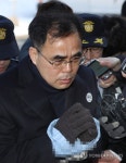 굳은 표정 김종 전 차관