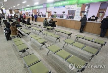 한산한 모습 보이는 면허시험장 접수처