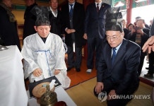 문씨 시조 모신 서원 찾은 문재인