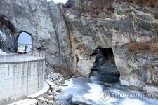 동장군 기세에 바위산 뚫은 물길도 꽁꽁