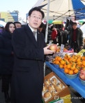 과일 구입하는 이재명 성남시장