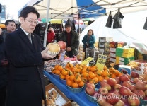과일 구입하는 이재명 성남시장