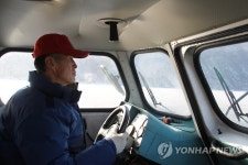 공기부양정 운전하는 조병복 선장