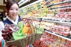 현대백화점에서 신선한 과일 골라 담아 가세요~!