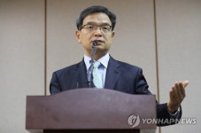 질문에 답하는 이중환 변호사