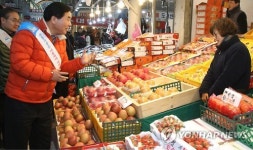 전통시장서 장보는 대덕구청장