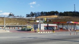 국도 언덕배기에 설치된 불편한 신호등