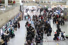 설연휴 해외로…김해공항 북적