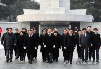 출마선언 앞두고 현충원으로