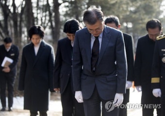 묵념하는 문재인 전 대표