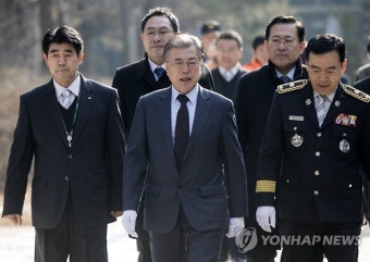 소방충혼탑 참배하는 문재인 전 대표