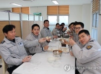 만두 빚으며 향수 달래는 의경