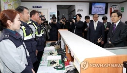 황 대행, 서울역 경찰근무자 격려