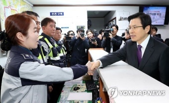황 대행, 서울역 경찰근무자 격려