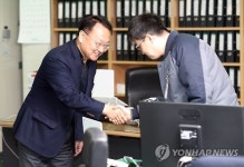 (주)유일로지스틱 | 설 연휴 근무 직원 격려하는 유일호