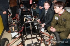 전기자동차 설명듣는 안철수 전 대표