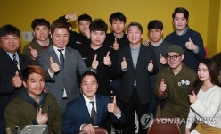 청년 창업가들과 엄지 척!