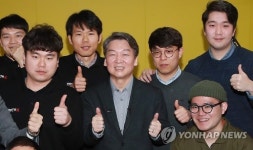 청년 창업가들과 엄지 척!