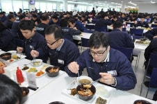 [카메라뉴스] AI 농가 돕기…현대차 울산공장 식당서 닭고기 소비