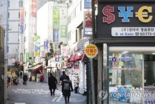 명동, 추위속... 유커 마저도 줄어
