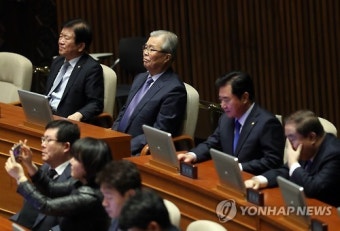 교섭단체 연설 참석한 김종인
