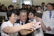 간호사들과 기념촬영하는 문재인