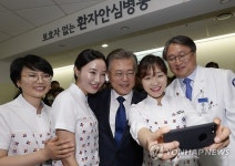 간호사들과 기념촬영하는 문재인