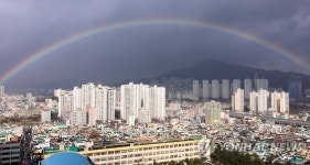 부산 하늘에 뜬 선명한 무지개