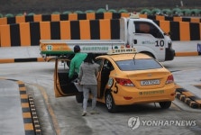 불면허시험 따기도 힘든데…운전학원비 한달새 23% 폭등