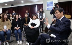 간담회하는 안희정 충남지사