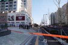 일산 요진와이시티앞 인도 꺼지고 도로 균열…교통통제(종합)