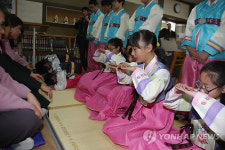 졸업생 모두 주인공 톡톡 튀는 이색 졸업식