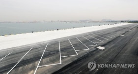 텅 빈 임시 크루즈부두 버스주차장