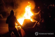 佛경찰 흑인청년 성폭행 파문에 파리 교외 '폭동 아수라장'