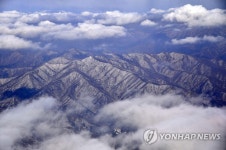 구름 아래 눈 덮인 백두대간