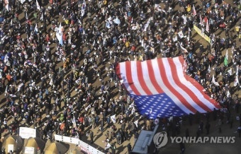 서울광장에서 탄핵반대 집회…