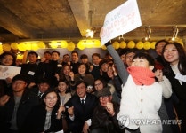 광주시민들 환영받는 안희정
