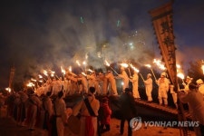 다섯개의 달이 건강한 한해를 기원합니다